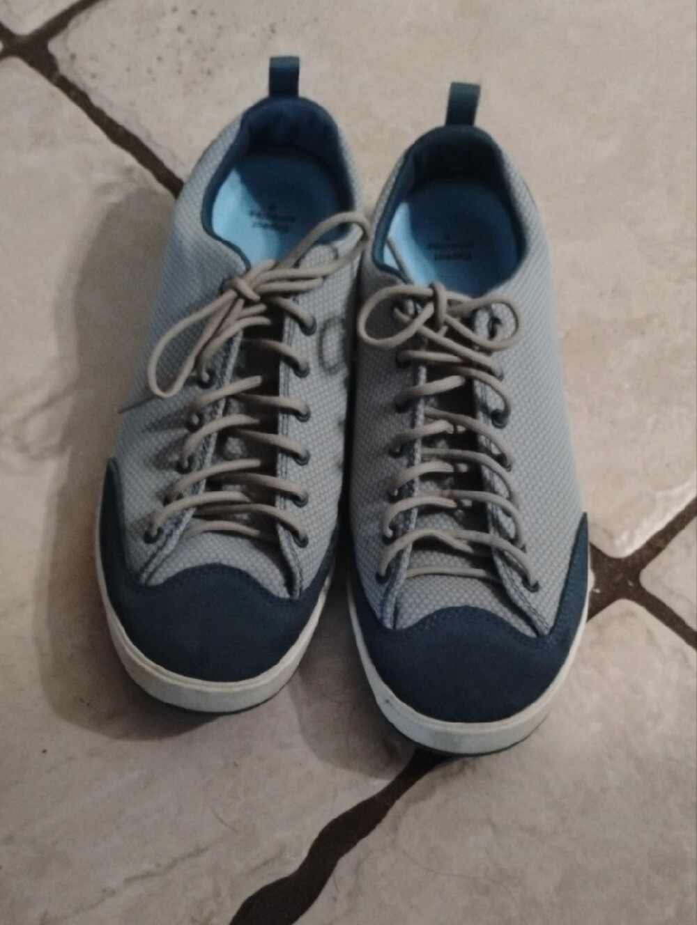Women's The North Face Tennis Shoes 9.5 - Picture 2 of 6